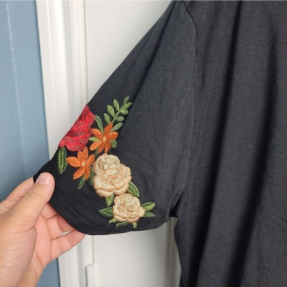 PLUS AMARYLLIS Floral Accent Top - Picture 4 of 8